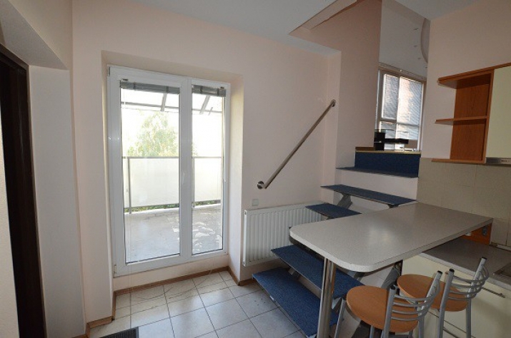 Sludinājumi. Studio tipa vienistabas dzīvoklis.  Dzīvojamā istaba ar starpsienu sadalīta divās zonās - dzīvojamā Cena: 79000 EUR Foto #9