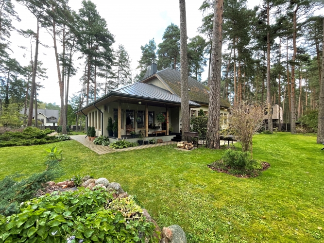 Sludinājumi. Mājīga ģimenes māja Priežu ieskautajā Jūrmalā.   Tā atrodas tikai 100 metru attālumā no Lielupes, Cena: 490000 EUR Foto #1