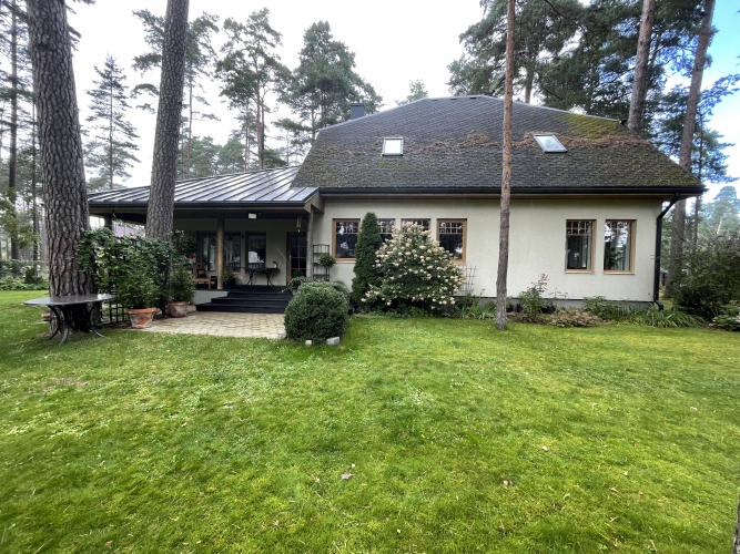 Sludinājumi. Mājīga ģimenes māja Priežu ieskautajā Jūrmalā.   Tā atrodas tikai 100 metru attālumā no Lielupes, Cena: 490000 EUR Foto #2