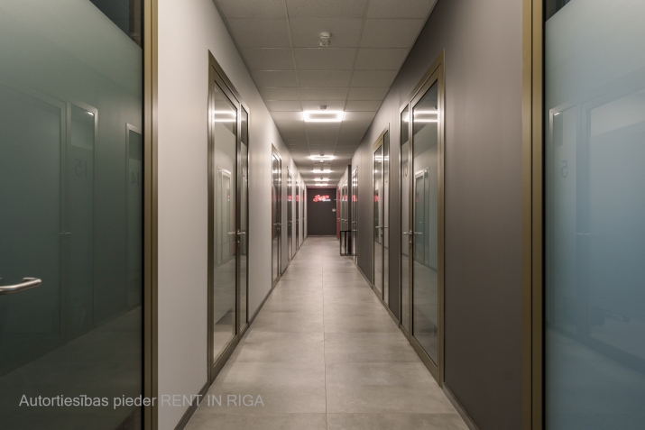 Объявление. Сдаётся в аренду коворкинг кабинет в современном и удобном бизнес-центре!  Арендная плата: + 526 Цена: 832 EUR/мес. Foto #2