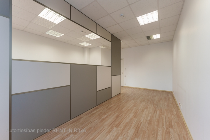 Sludinājumi. Iznomā offisa kabinetu modernā un ērtā biznesa centrā!  Nomas maksa:  + Platība: 33.6 m.  Cena: 302 EUR/mēn Foto #4