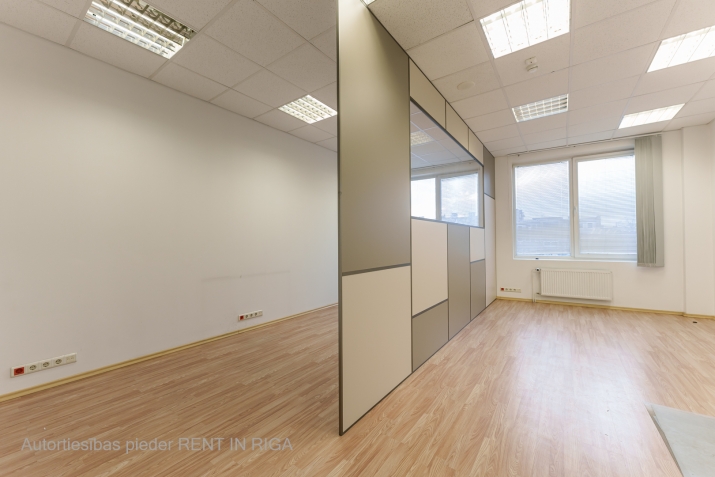 Sludinājumi. Iznomā offisa kabinetu modernā un ērtā biznesa centrā!  Nomas maksa:  + Platība: 33.6 m.  Cena: 302 EUR/mēn Foto #1