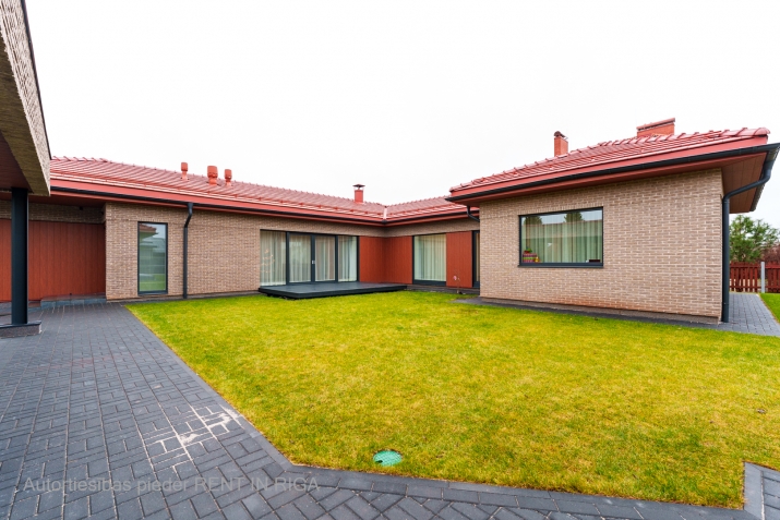 Sludinājumi. Tiek pārdota vienstāvīga, jauna un energoefektīva privātmāja ar pirts ēku un iekoptu pagalmu Cena: 650000 EUR Foto #1