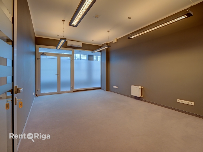 Sludinājumi. Fiksēta nomas maksa.  Cenā ir iekļauta koplietošanas virtuves zona, parrunu telpa, duša un 2 WC.  Cena: 500 EUR/mēn Foto #2