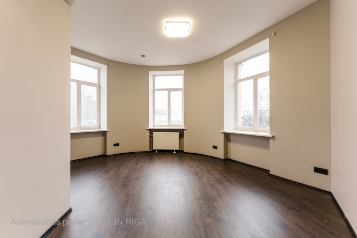 Sludinājumi. Iznomā biroja telpas kuģu ielā 11  Platība - 55m2; stāvs - 3.; telpu skaits - 2 (1 izolēta); + Cena: 440 EUR/mēn Foto #5