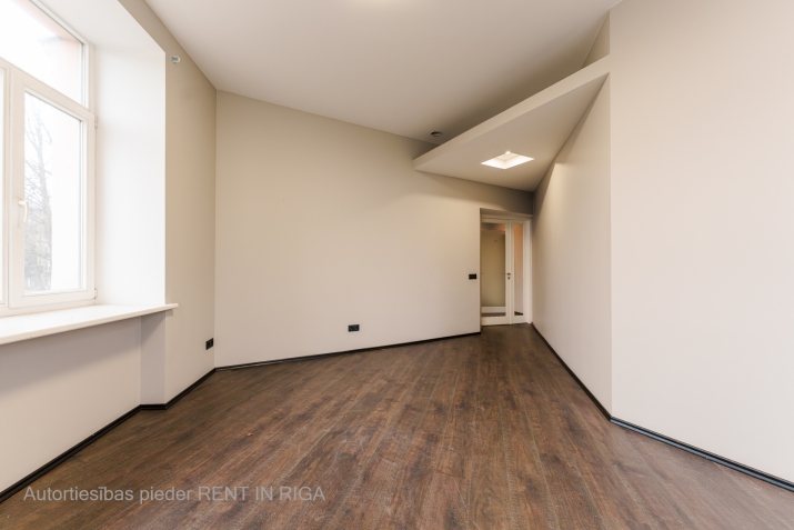 Sludinājumi. Iznomā biroja telpas kuģu ielā 11  Platība - 55m2; stāvs - 3.; telpu skaits - 2 (1 izolēta); + Cena: 440 EUR/mēn Foto #4