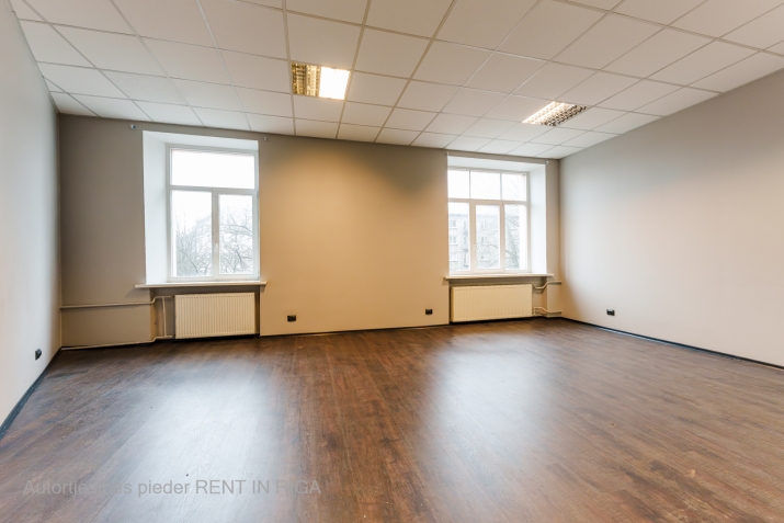 Sludinājumi. Iznomā biroja telpas kuģu ielā 11  Platība - 55m2; stāvs - 3.; telpu skaits - 2 (1 izolēta); + Cena: 440 EUR/mēn Foto #2