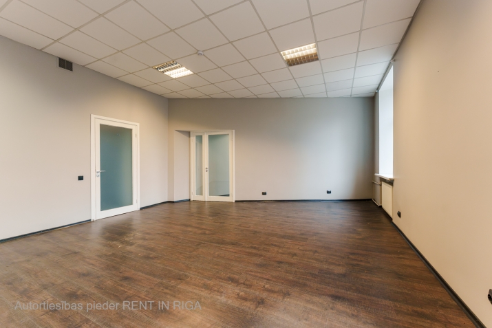 Sludinājumi. Iznomā biroja telpas kuģu ielā 11  Platība - 55m2; stāvs - 3.; telpu skaits - 2 (1 izolēta); + Cena: 440 EUR/mēn Foto #3