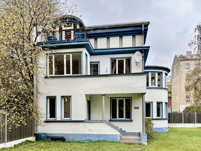 Sludinājumi. Pārdod mājīgu un gatavu apdzīvošanai privātmāju Rīgas centrā! Šī ir māja, kur satiekas vēstures Cena: 490000 EUR Foto #1