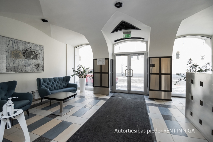 Sludinājumi. Birojs pie Vecrīgas renovētā ēkā.  + Koplietošanas virtuve un tualete gaitenī. + Ventilācija. + 2 Cena: 1320 EUR/mēn Foto #7