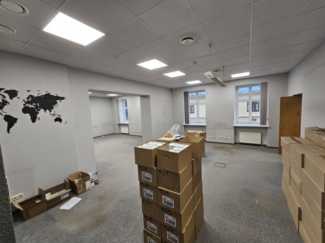 Sludinājumi. Birojs pie Vecrīgas renovētā ēkā.  + Koplietošanas virtuve un tualete gaitenī. + Ventilācija. + 2 Cena: 1320 EUR/mēn Foto #2