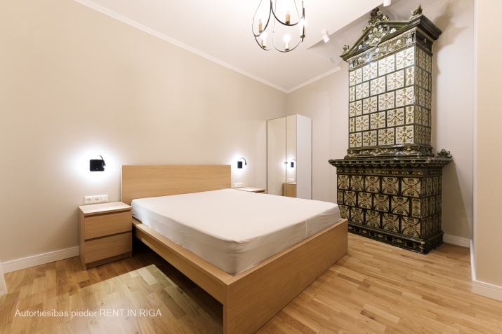 Sludinājumi. Mājīgs 3-istabu dzīvoklis Vecrīgā  Dzīvokļa plānojums: + izolēta guļamistaba ar divguļamo gultu; + Cena: 900 EUR/mēn Foto #1