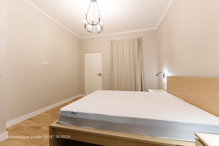 Sludinājumi. Mājīgs 3-istabu dzīvoklis Vecrīgā  Dzīvokļa plānojums: + izolēta guļamistaba ar divguļamo gultu; + Cena: 900 EUR/mēn Foto #2