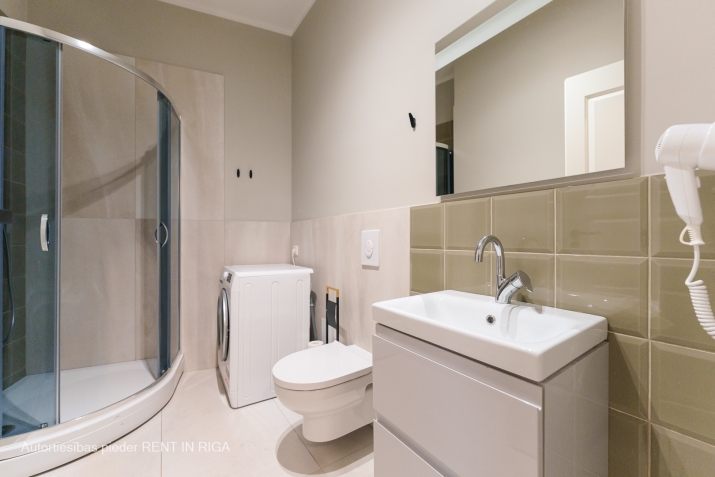 Sludinājumi. Mājīgs 3-istabu dzīvoklis Vecrīgā  Dzīvokļa plānojums: + izolēta guļamistaba ar divguļamo gultu; + Cena: 900 EUR/mēn Foto #3