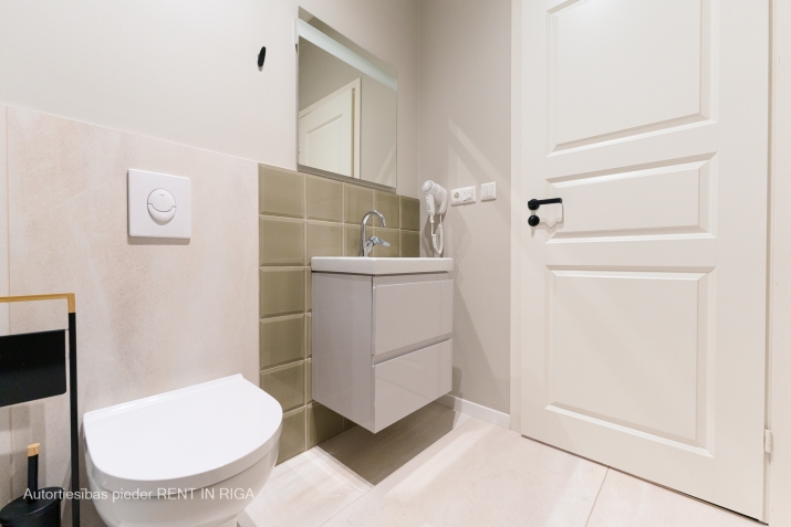 Sludinājumi. Mājīgs 3-istabu dzīvoklis Vecrīgā  Dzīvokļa plānojums: + izolēta guļamistaba ar divguļamo gultu; + Cena: 900 EUR/mēn Foto #4