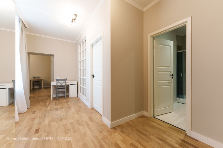 Sludinājumi. Mājīgs 3-istabu dzīvoklis Vecrīgā  Dzīvokļa plānojums: + izolēta guļamistaba ar divguļamo gultu; + Cena: 900 EUR/mēn Foto #5