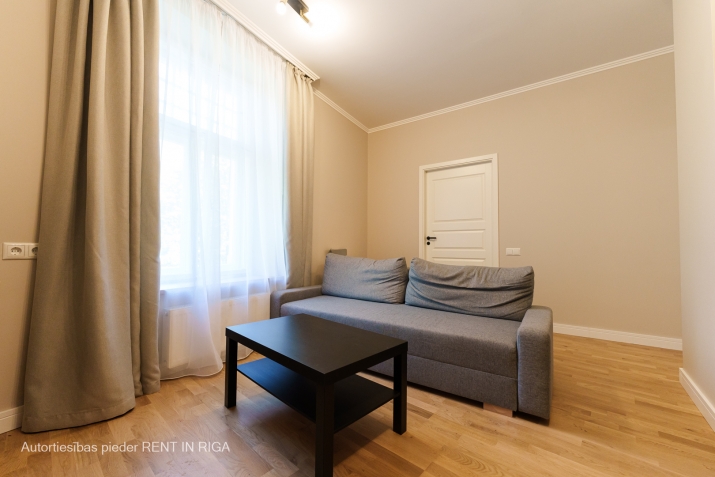 Sludinājumi. Mājīgs 3-istabu dzīvoklis Vecrīgā  Dzīvokļa plānojums: + izolēta guļamistaba ar divguļamo gultu; + Cena: 900 EUR/mēn Foto #7