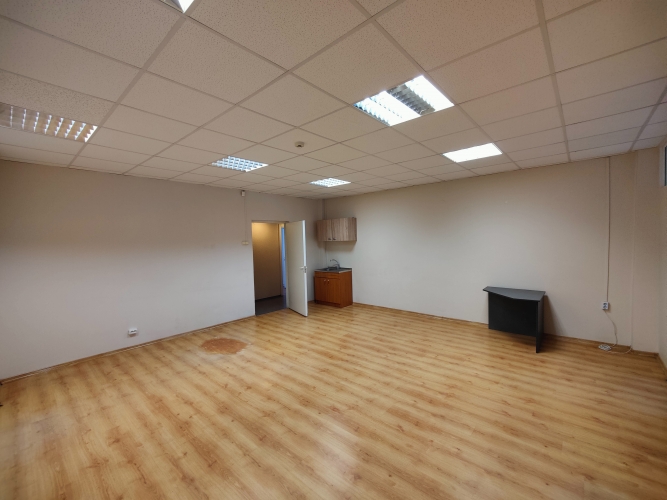 Sludinājumi. Birojs 8.stāvā Bauskas ielā 22.  Tiek iznomātas biroja telpas biznesa centra 8.stāvā,(ir 2 lifti).  Cena: 456 EUR/mēn Foto #4