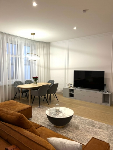 Sludinājumi. Piedāvājam mūsdienīgu, mēbelētu un aprīkotu dzīvokli pilnībā renovētā namā. Dzīvoklis atrodas Cena: 280000 EUR Foto #2