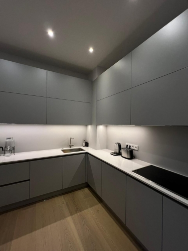 Sludinājumi. Piedāvājam mūsdienīgu, mēbelētu un aprīkotu dzīvokli pilnībā renovētā namā. Dzīvoklis atrodas Cena: 280000 EUR Foto #9