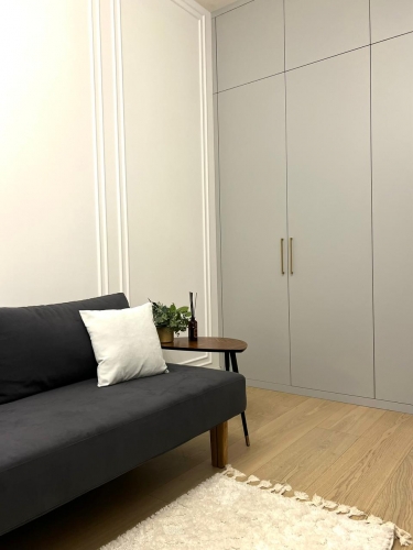 Sludinājumi. Piedāvājam mūsdienīgu, mēbelētu un aprīkotu dzīvokli pilnībā renovētā namā. Dzīvoklis atrodas Cena: 280000 EUR Foto #7