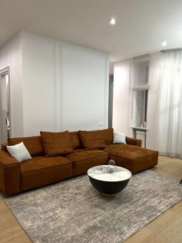 Sludinājumi. Piedāvājam mūsdienīgu, mēbelētu un aprīkotu dzīvokli pilnībā renovētā namā. Dzīvoklis atrodas Cena: 280000 EUR Foto #3