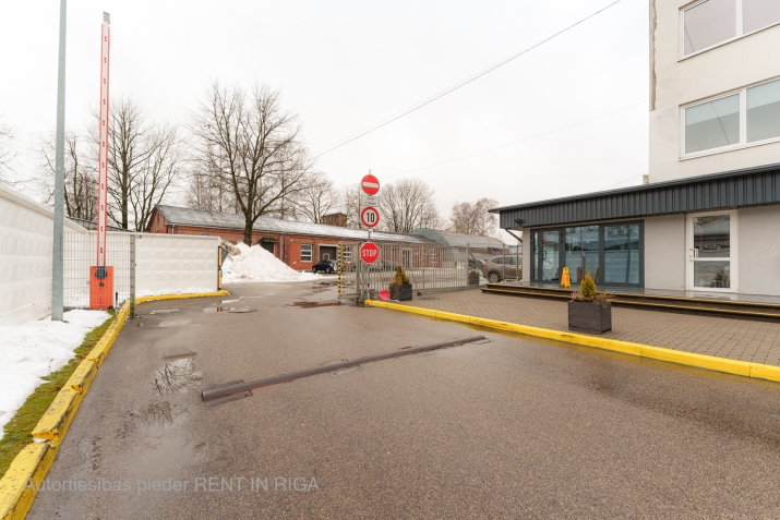 Sludinājumi. Iznomā offisa telpu Ķengaragā  Telpas platība 23m2.  Pieejama koplietošanas telpas: + virtuve; + Cena: 127 EUR/mēn Foto #8