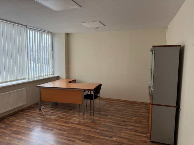 Sludinājumi. Iznomā offisa telpu Ķengaragā  Telpas platība 23m2.  Pieejama koplietošanas telpas: + virtuve; + Cena: 127 EUR/mēn Foto #2