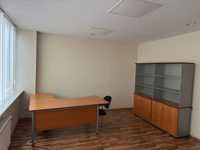 Sludinājumi. Iznomā offisa telpu Ķengaragā  Telpas platība 23m2.  Pieejama koplietošanas telpas: + virtuve; + Cena: 127 EUR/mēn Foto #3