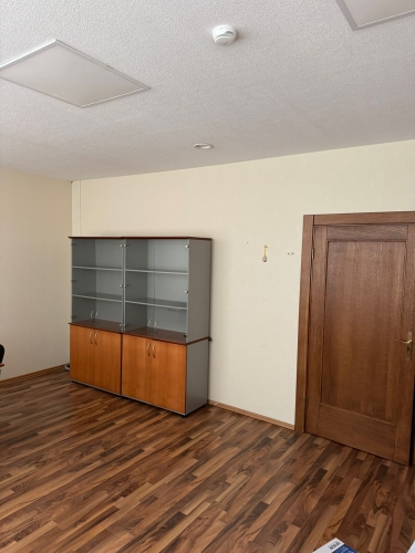 Sludinājumi. Iznomā offisa telpu Ķengaragā  Telpas platība 23m2.  Pieejama koplietošanas telpas: + virtuve; + Cena: 127 EUR/mēn Foto #4