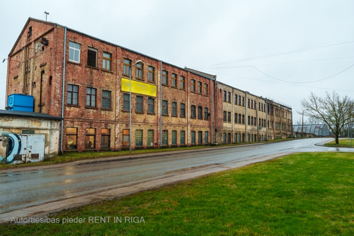 Sludinājumi. Sena 3 stāvu ražošanas un noliktavu ēka.  Kādreiz tur atradās mēbeļu fabrika \'Rīga\', šobrīd pa visu Cena: 550000 EUR Foto #1
