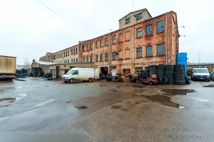 Sludinājumi. Sena 3 stāvu ražošanas un noliktavu ēka.  Kādreiz tur atradās mēbeļu fabrika \'Rīga\', šobrīd pa visu Cena: 550000 EUR Foto #2
