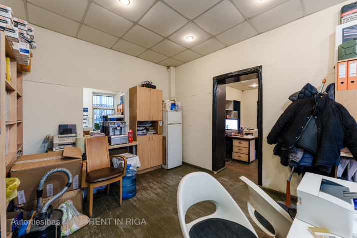 Sludinājumi. Sena 3 stāvu ražošanas un noliktavu ēka.  Kādreiz tur atradās mēbeļu fabrika \'Rīga\', šobrīd pa visu Cena: 550000 EUR Foto #9