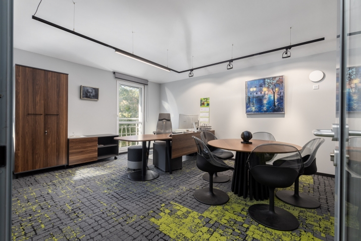 Sludinājumi. Renovēta 3 stāvu biroja māja Teikā.  Bijusī 2 stāvu dzīvojamā māja pirms 20 gadiem rekonstruēta par Cena: 680000 EUR Foto #2