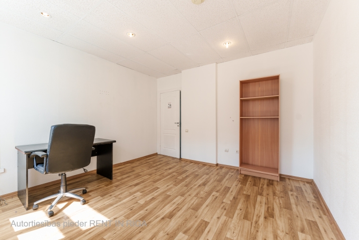 Sludinājumi. Biroja telpas centrā. Renovēta biroju ēka ar bruģētu un iežogotu teritoriju.  Birojs 3. stāvā (BEZ Cena: 224 EUR/mēn Foto #3