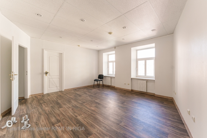 Sludinājumi. Biroja telpas centrā. Renovēta biroju ēka ar bruģētu un iežogotu teritoriju.  Birojs 3. stāvā (BEZ Cena: 224 EUR/mēn Foto #2