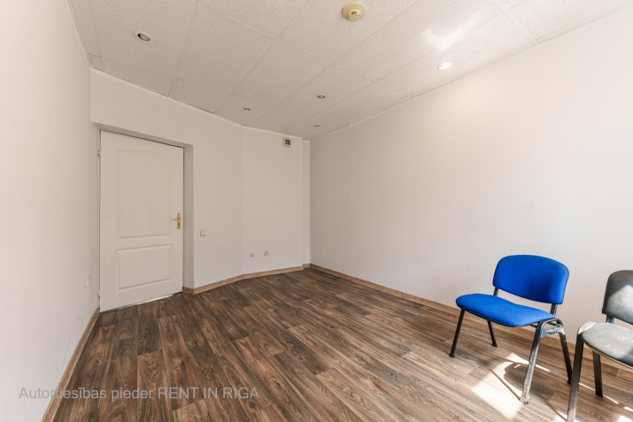 Sludinājumi. Biroja telpas centrā. Renovēta biroju ēka ar bruģētu un iežogotu teritoriju.  Birojs 3. stāvā (BEZ Cena: 224 EUR/mēn Foto #4