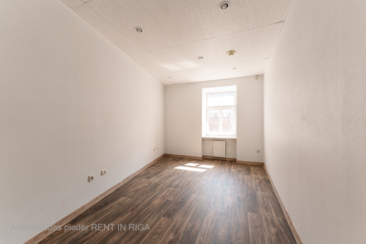 Sludinājumi. Biroja telpas centrā. Renovēta biroju ēka ar bruģētu un iežogotu teritoriju.  Birojs 3. stāvā (BEZ Cena: 224 EUR/mēn Foto #5