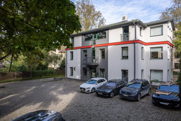 Sludinājumi. Renovēta 3 stāvu biroja māja Teikā.  Bijusī 2 stāvu dzīvojamā māja pirms 20 gadiem rekonstruēta par Cena: 680000 EUR Foto #1