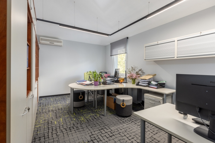 Sludinājumi. Renovēta 3 stāvu biroja māja Teikā.  Bijusī 2 stāvu dzīvojamā māja pirms 20 gadiem rekonstruēta par Cena: 680000 EUR Foto #3