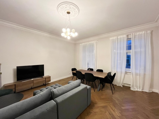 Sludinājumi. Piedāvājam mūsdienīgi klasisku 3 istabu dzīvokli pilnībā renovētā namā pašā Rīgas centrā. Dzīvoklim Cena: 250000 EUR Foto #5