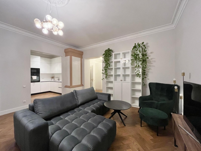 Sludinājumi. Piedāvājam mūsdienīgi klasisku 3 istabu dzīvokli pilnībā renovētā namā pašā Rīgas centrā. Dzīvoklim Cena: 250000 EUR Foto #4