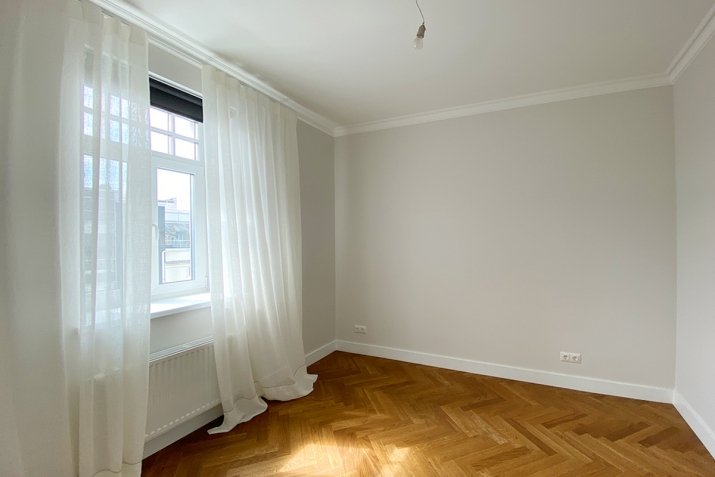 Sludinājumi. Piedāvājam mūsdienīgi klasisku 3 istabu dzīvokli pilnībā renovētā namā pašā Rīgas centrā. Dzīvoklim Cena: 250000 EUR Foto #7