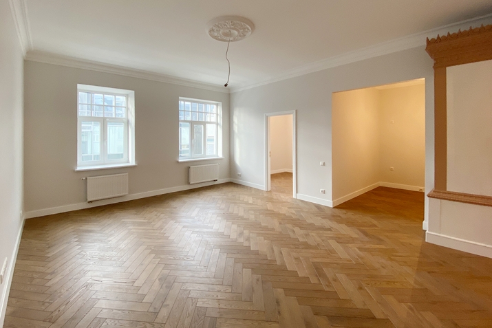 Sludinājumi. Piedāvājam mūsdienīgi klasisku 3 istabu dzīvokli pilnībā renovētā namā pašā Rīgas centrā. Dzīvoklim Cena: 250000 EUR Foto #6