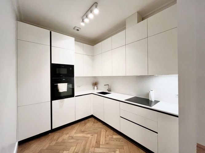 Sludinājumi. Piedāvājam mūsdienīgi klasisku 3 istabu dzīvokli pilnībā renovētā namā pašā Rīgas centrā. Dzīvoklim Cena: 250000 EUR Foto #3