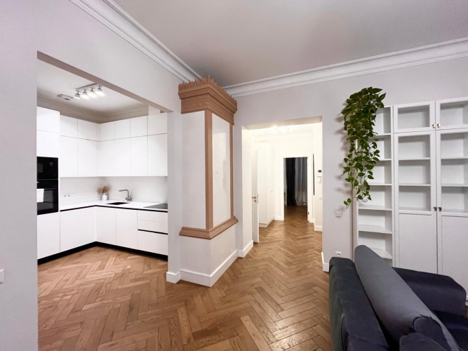 Sludinājumi. Piedāvājam mūsdienīgi klasisku 3 istabu dzīvokli pilnībā renovētā namā pašā Rīgas centrā. Dzīvoklim Cena: 250000 EUR Foto #2