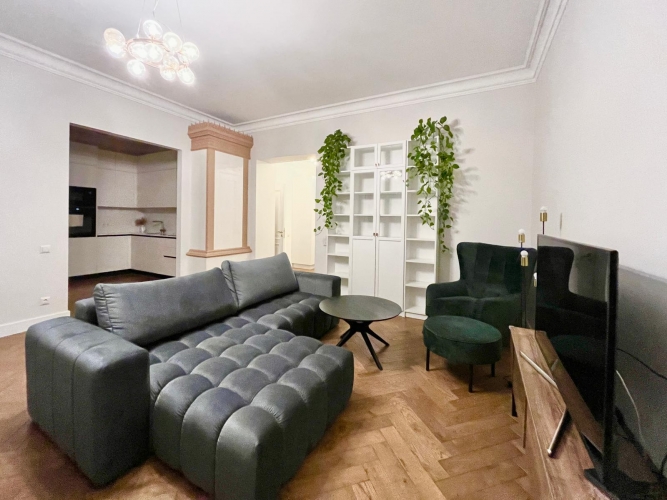 Sludinājumi. Piedāvājam mūsdienīgi klasisku 3 istabu dzīvokli pilnībā renovētā namā pašā Rīgas centrā. Dzīvoklim Cena: 250000 EUR Foto #1