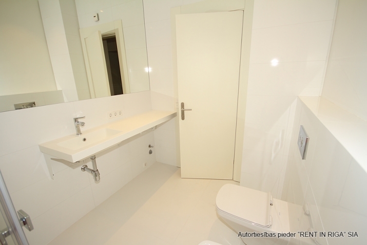 Sludinājumi. Tiek pārdots plašs divu istabu dzīvoklis jaunajā projektā J5 (renovētā māja).   Augstvērīgs remonts Cena: 220000 EUR Foto #8