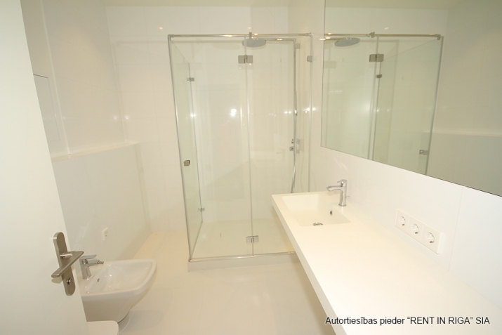 Sludinājumi. Tiek pārdots plašs divu istabu dzīvoklis jaunajā projektā J5 (renovētā māja).   Augstvērīgs remonts Cena: 220000 EUR Foto #7