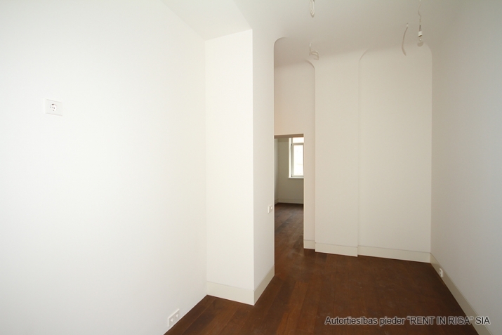 Sludinājumi. Tiek pārdots plašs divu istabu dzīvoklis jaunajā projektā J5 (renovētā māja).   Augstvērīgs remonts Cena: 220000 EUR Foto #6